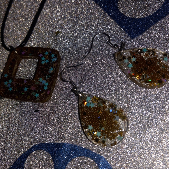 Resin Necklace and earrings set - Picture 2 of 3